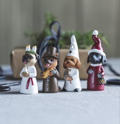 Foto: Luciatåg med hundfigurer och juldekorationar