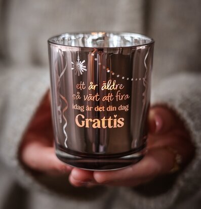 Foto: Rökfärgad glaslykta med texten Grattis 7x8cm