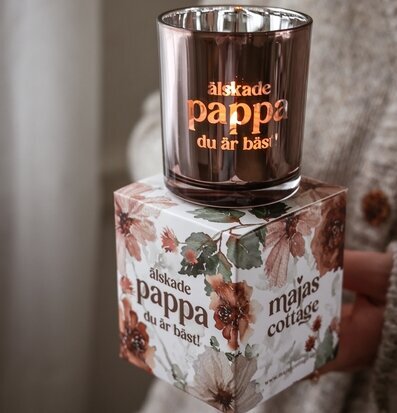 Foto: Tänd ljuslykta med text och blommig box