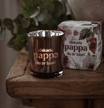 Foto: Ljuslykta i tonat glas med gåvobox till pappa