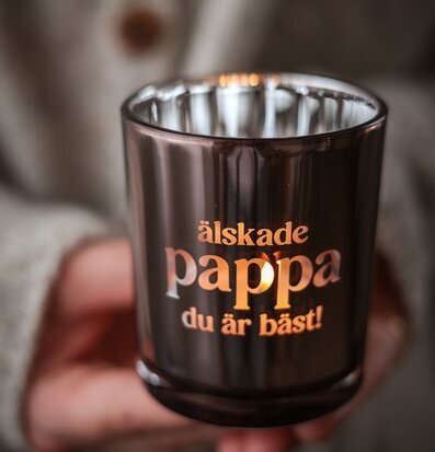 Foto: Rökfärgad glaslykta med texten Älskade pappa