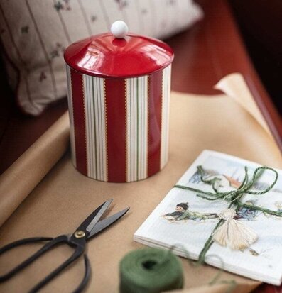Foto: Randig plåtburk med lock och presentinslagning