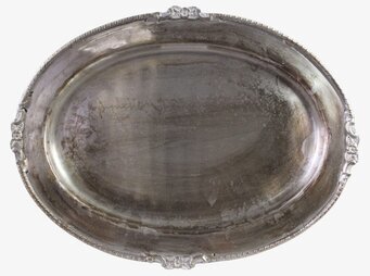 Foto: Ovalt serveringsfat i antik silver med ornament