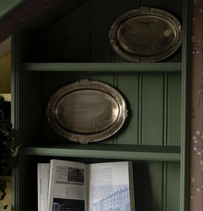 Foto: Ovala serveringsfat i antik silver på hylla