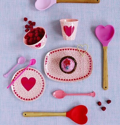 Hjärtformad Slev Silikon från Rice på lila bakgrund