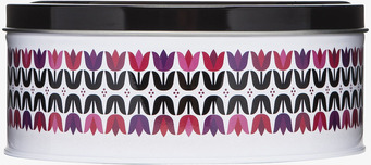 Bild av rund plåtburk med tulpanmönster och svart lock