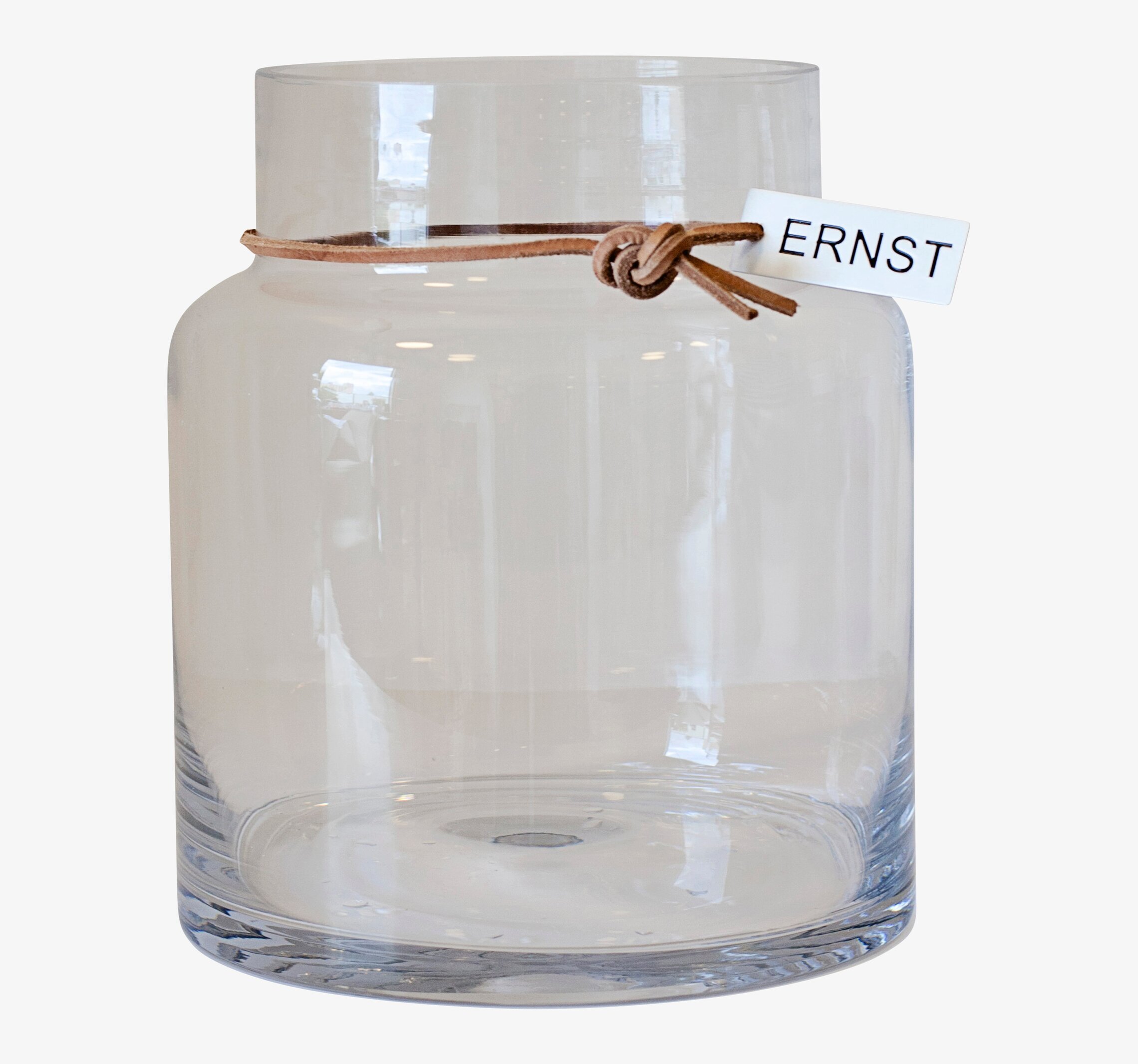 Glasvas ERNST från Ernst med läderband i ljus interiör