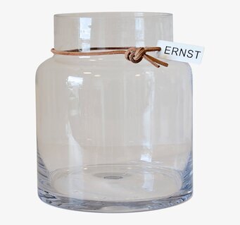 Glasvas ERNST från Ernst med läderband i ljus interiör