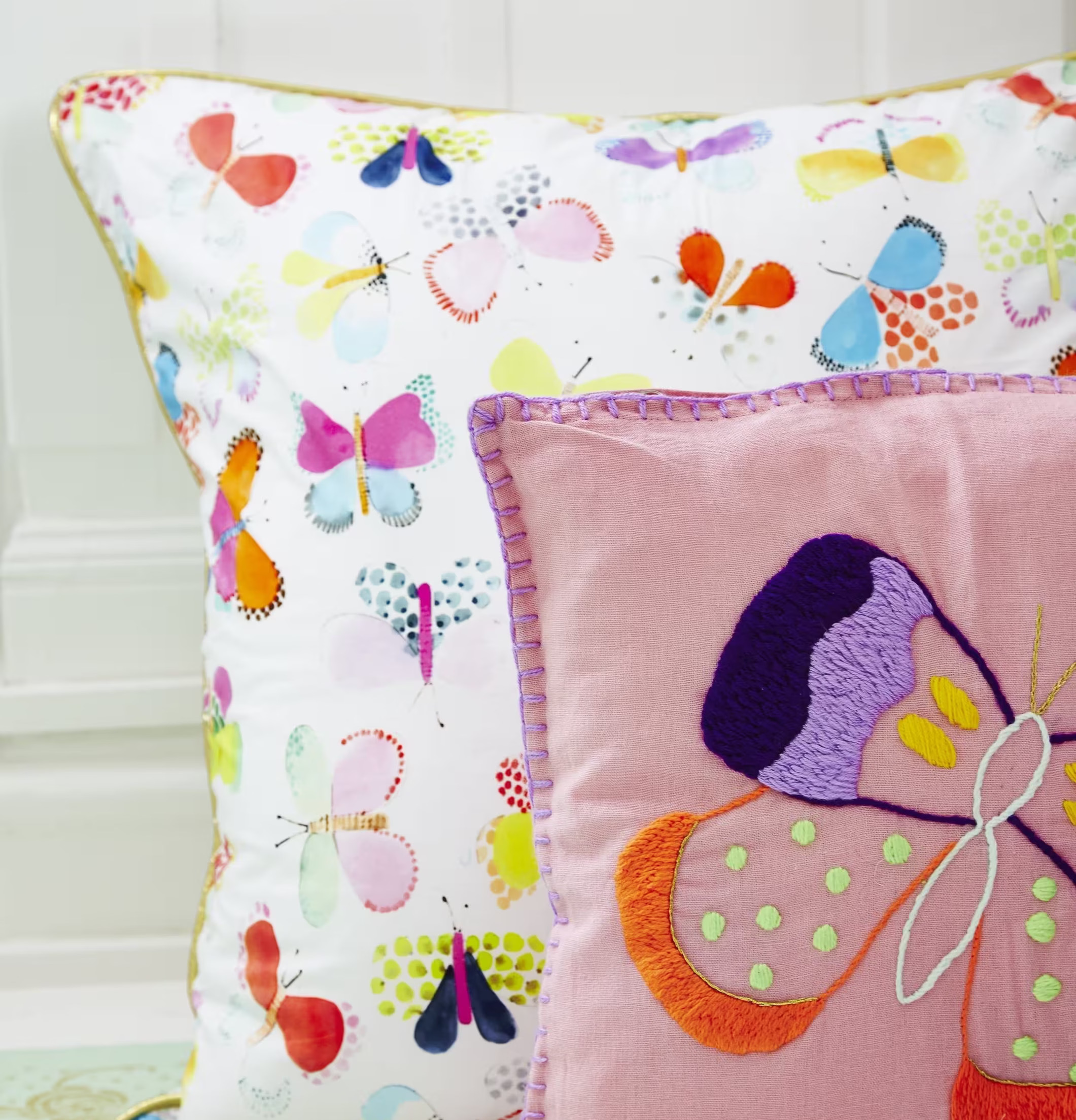 Kudde Butterfly Print från Rice med färgglada fjärilar
