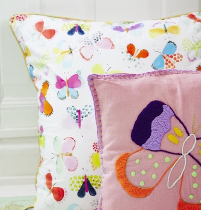 Kudde Butterfly Print från Rice med färgglada fjärilar
