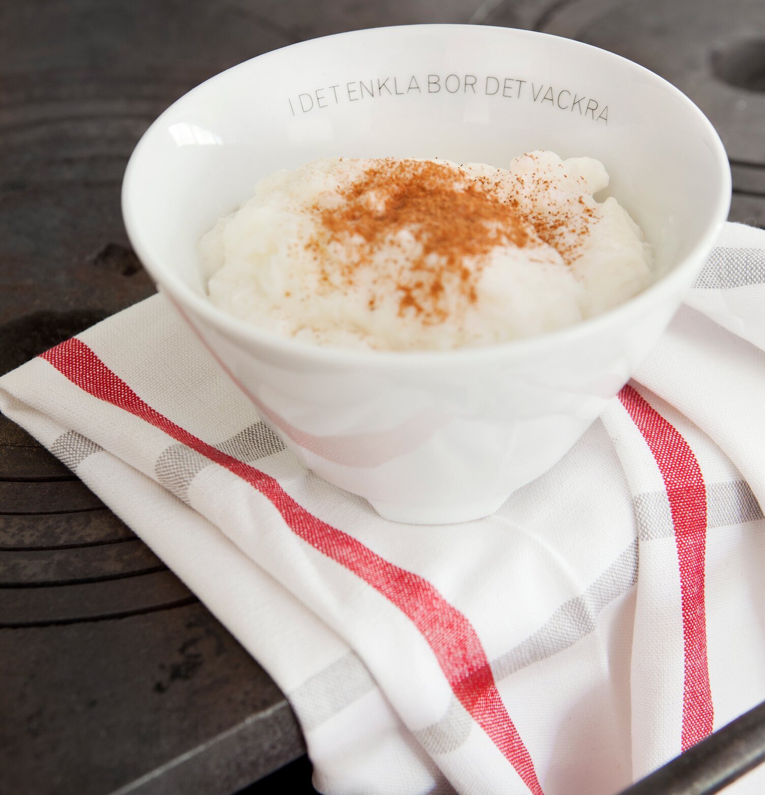 Skål Citat Rummet från Ernst fylld med risgrynsgröt och kanel