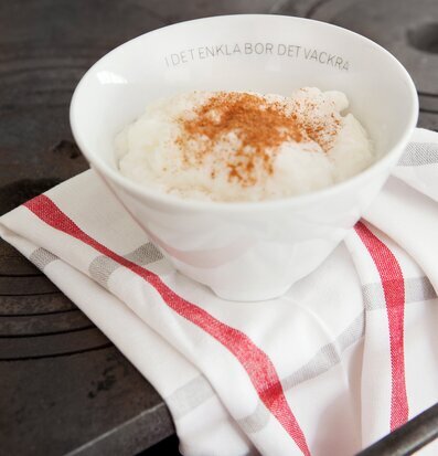 Skål Citat Rummet från Ernst fylld med risgrynsgröt och kanel