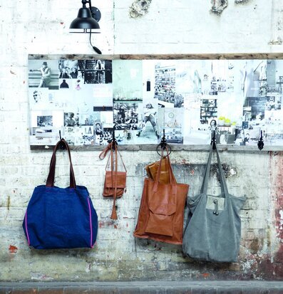 Halsväska i läder från House Doctor upphängd på rå vägg