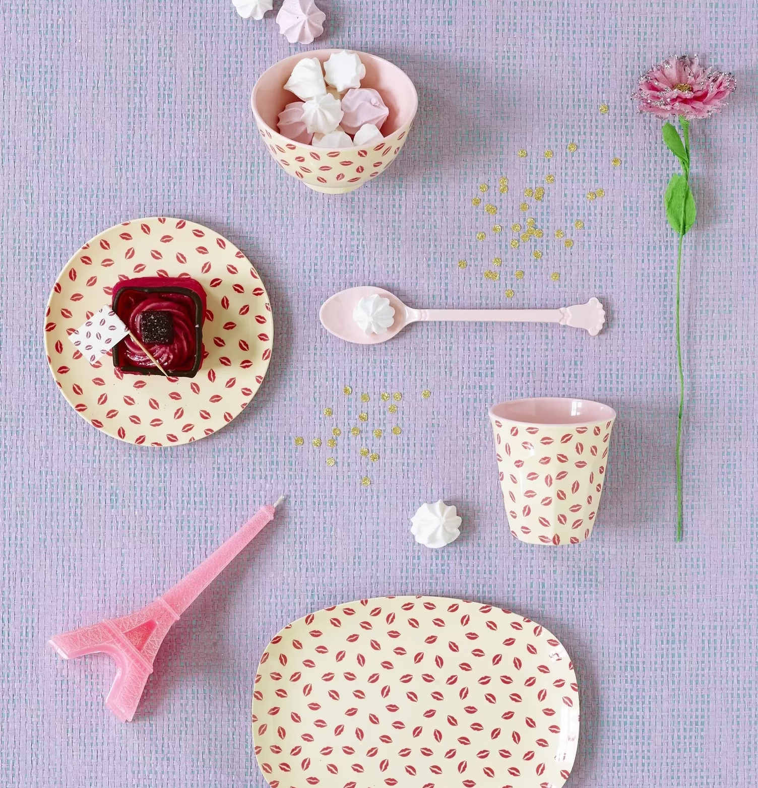 Rice Liten Tallrik Kiss Print med färgglada köksartiklar