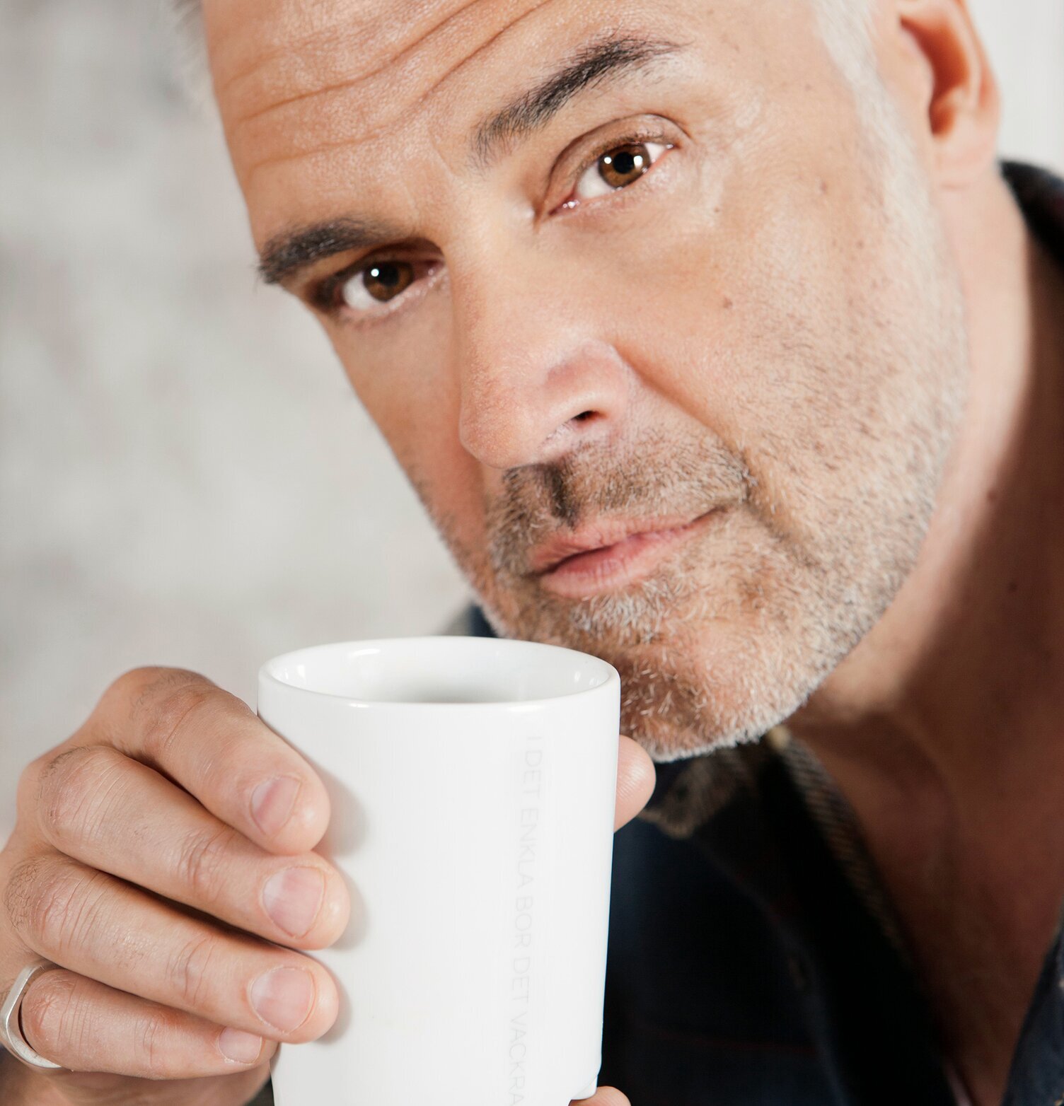 Mugg Citat Tid från Ernst i hand, med subtilt tryckt citat