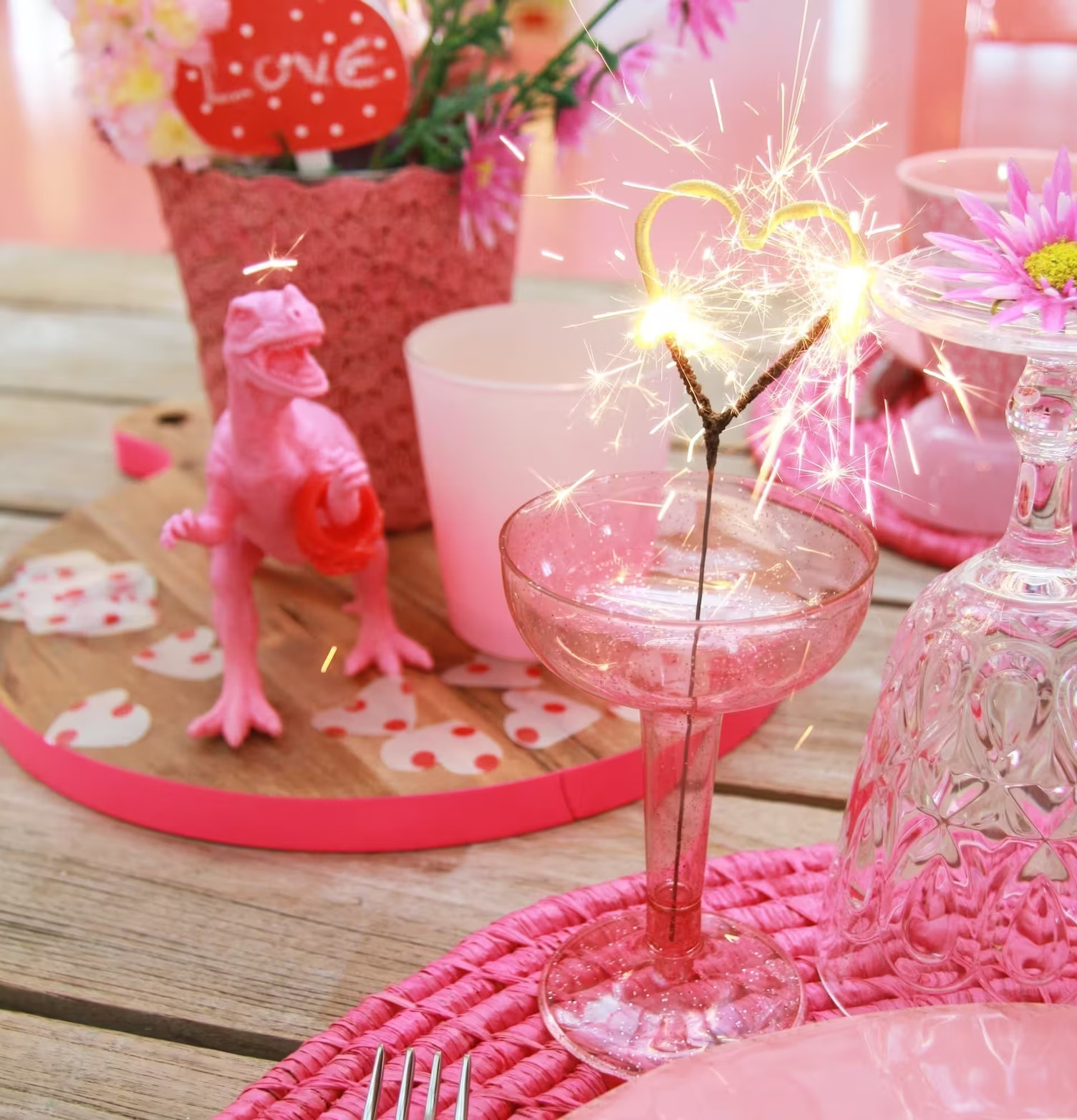 Tomtebloss Heart från Rice i rosa champagneglas, feststämning