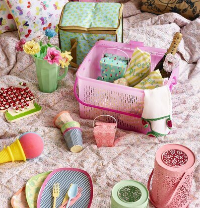 Lykta Garden Grön från Rice i en färgglad vardagsrumsmiljö