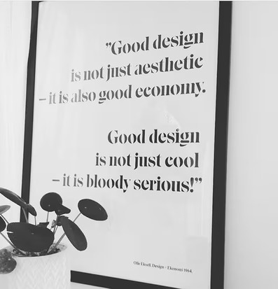 Poster Design 1964 av Olle Eksell i svart ram med krukväxt