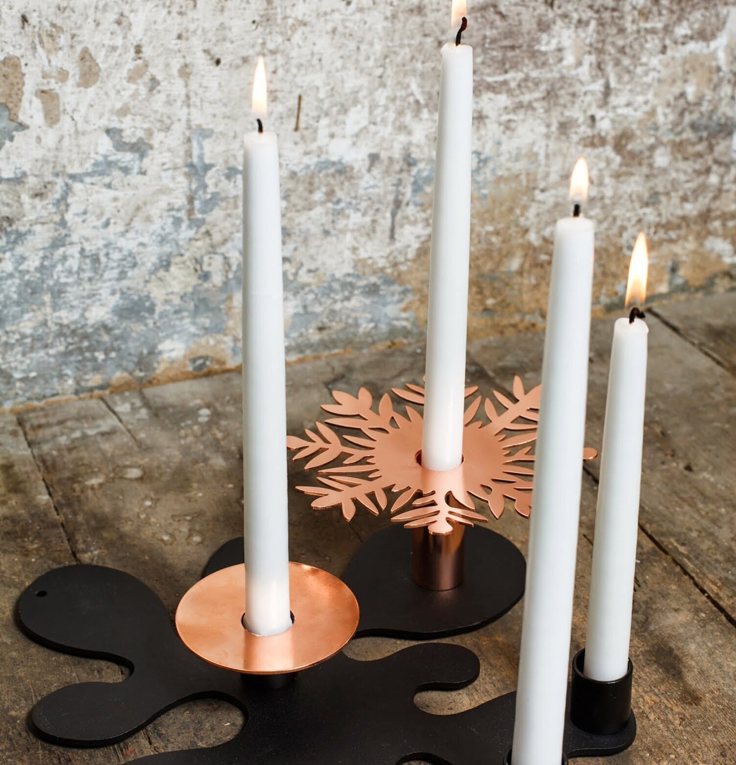 Ljusplatta Svart från Ernst med kopparfärgade detaljer