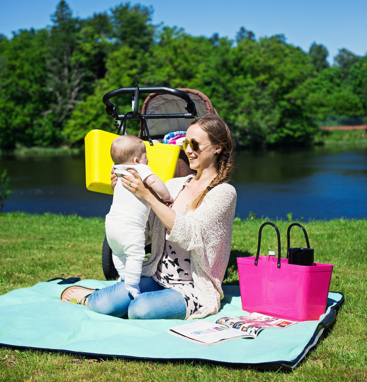 Väska Hinza Frost från Hinza på picknickfilt vid sjö
