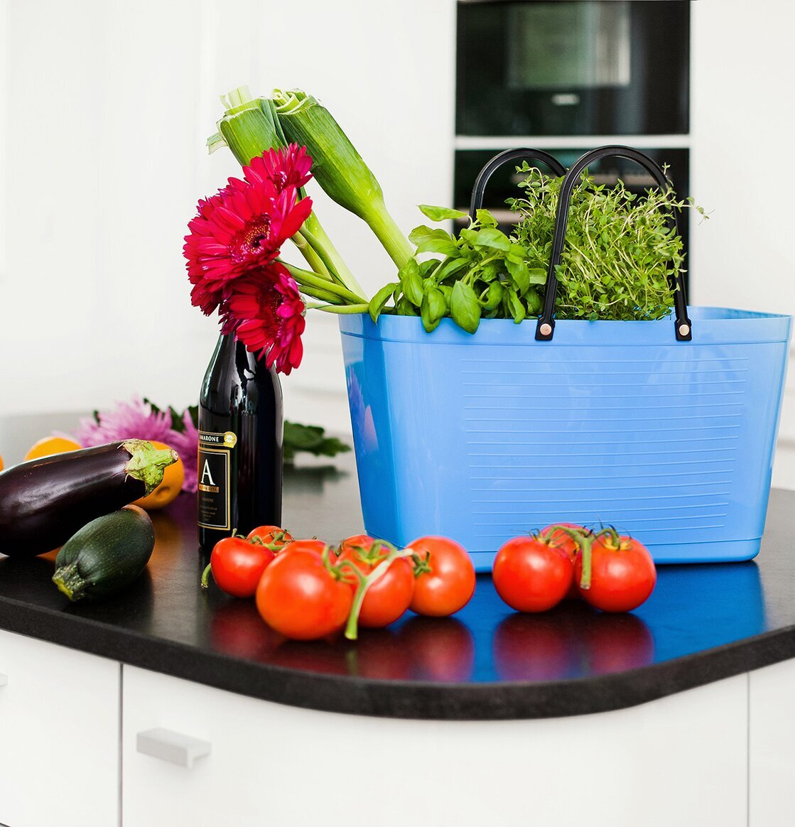 Väska Hinza Mörkgrön från Hinza fylld med örter och blommor