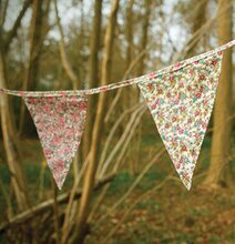 Vimpel Blommor från Sass & Belle i en skogsmiljö