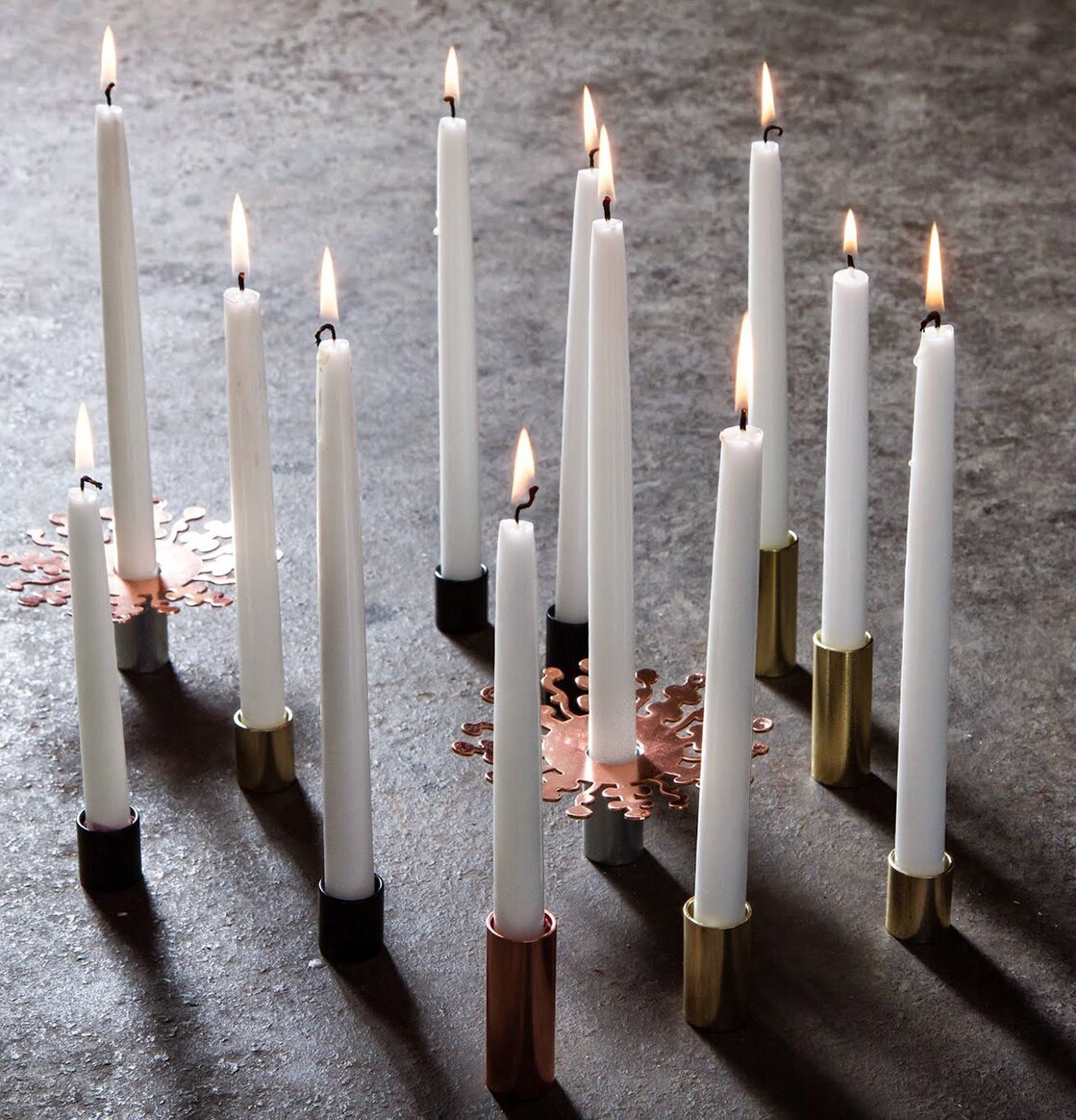 Ljusplatta Svart från Ernst med vita ljus på grå yta