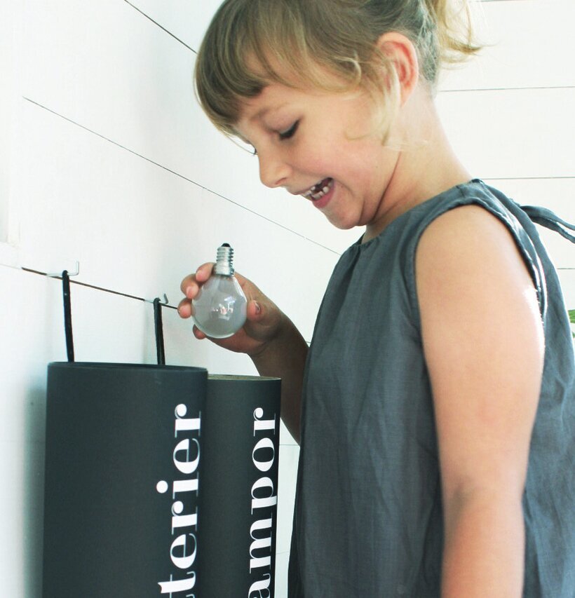 Format RecyclingTubes Gamla Värmeljus på väggen med barn