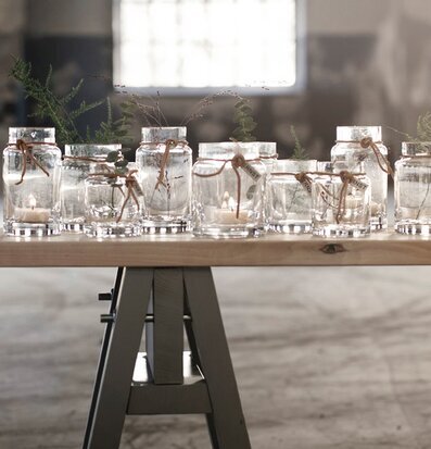 Bild av stilfull inredning med värmeljus och trädetaljer