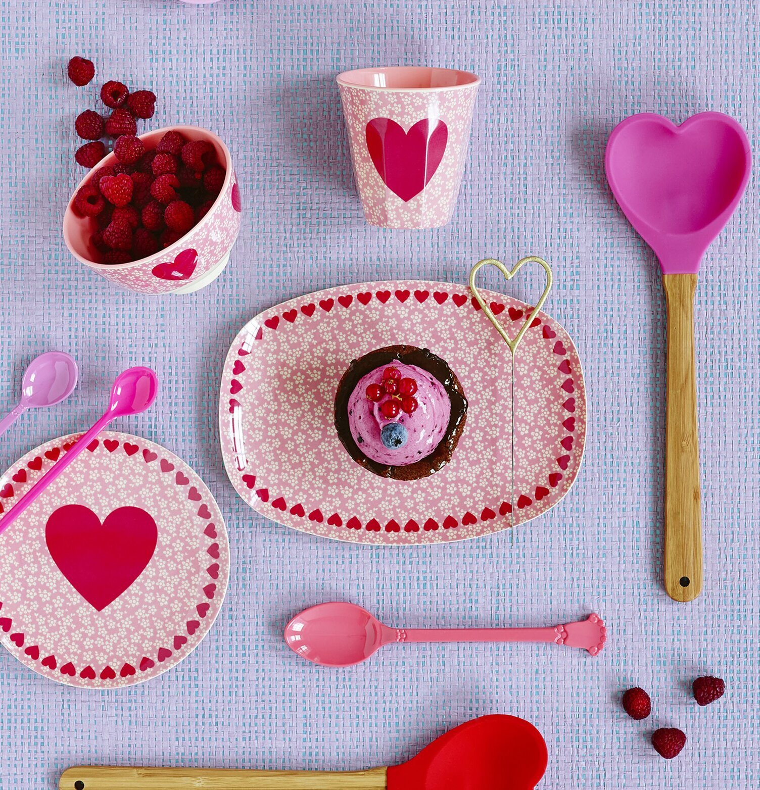 Liten Tallrik Heart Print från Rice med hjärtan och blommor