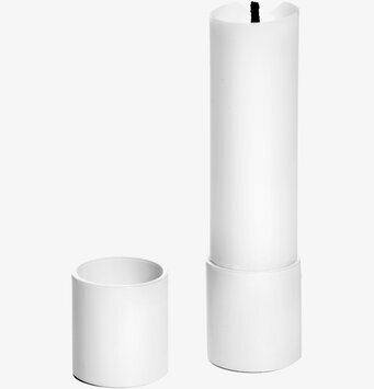 Bild av stilfullt vitt ljus med elegant ljusstumpställ