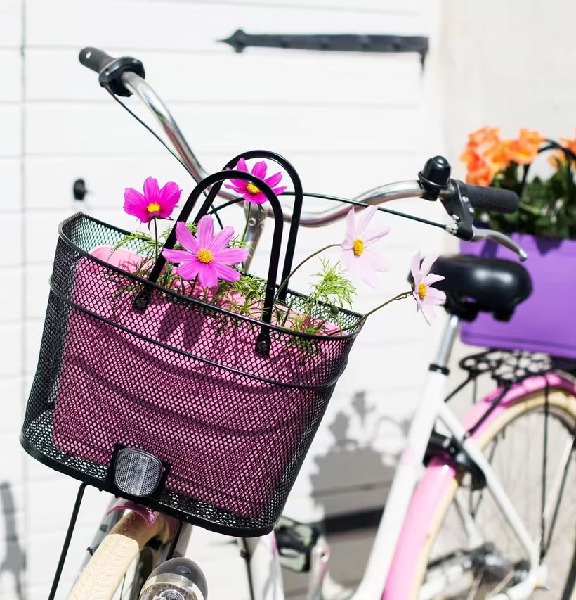 Väska Liten Hinza Vit från Hinza i cykelkorg med blommor