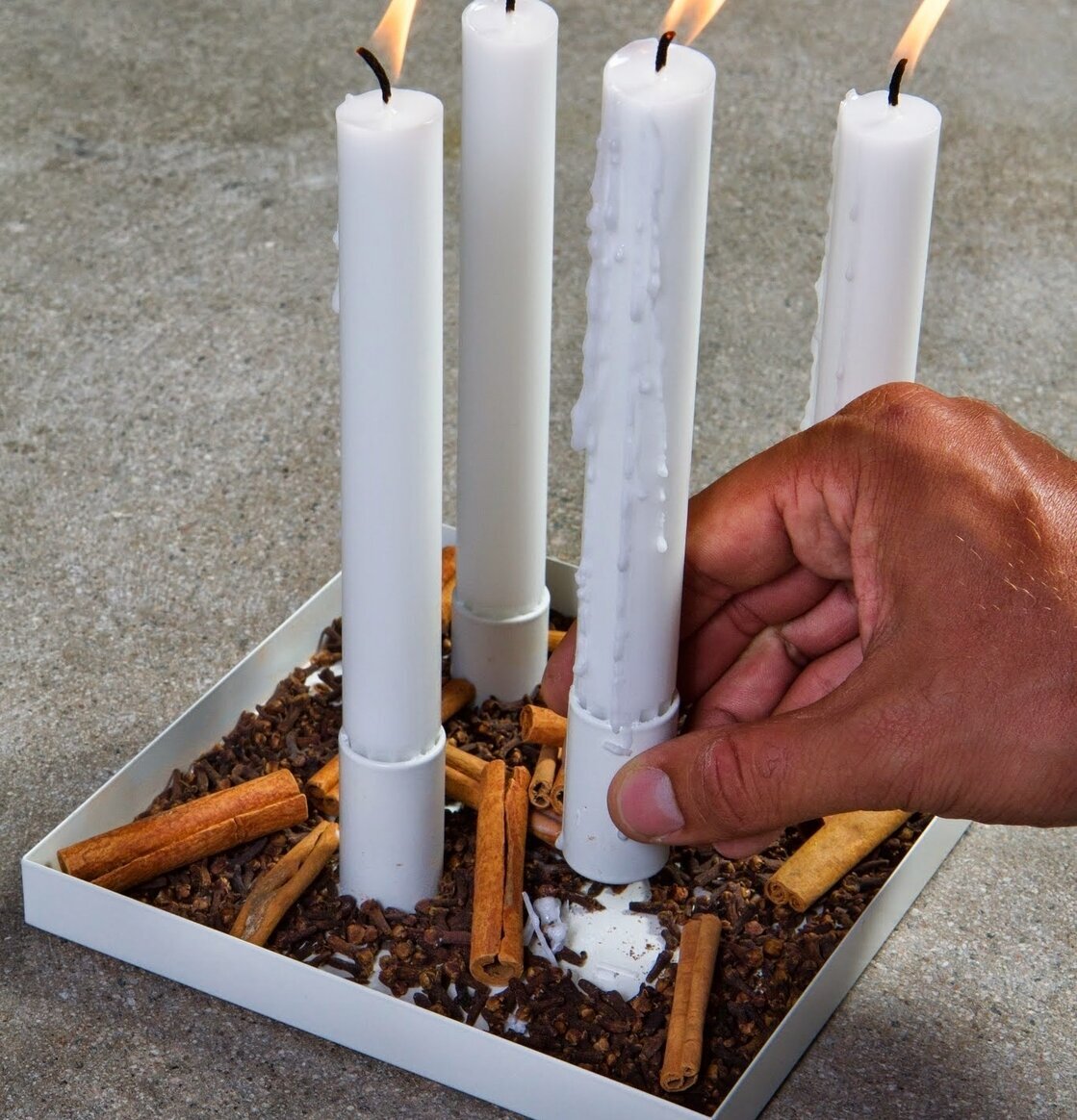 Ljustråg Vit från Ernst med fyra ljus och dekorativa kryddor