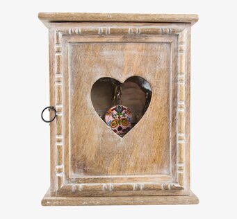 Nyckelskåp Hjärta från Sass & Belle med rustik trädesign