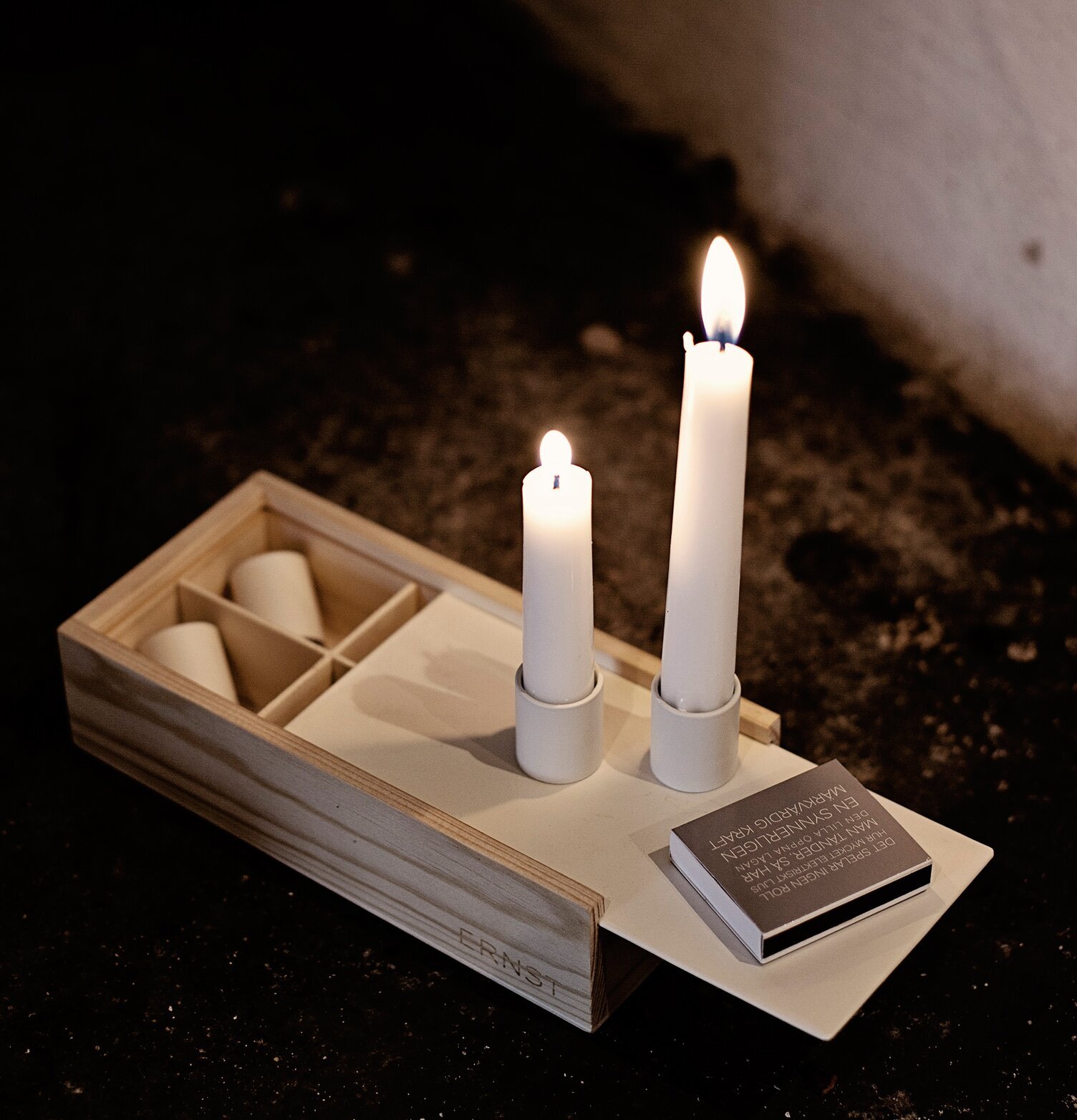 Stumplåda Inkl Stumpar från Ernst i trä med ljushållare