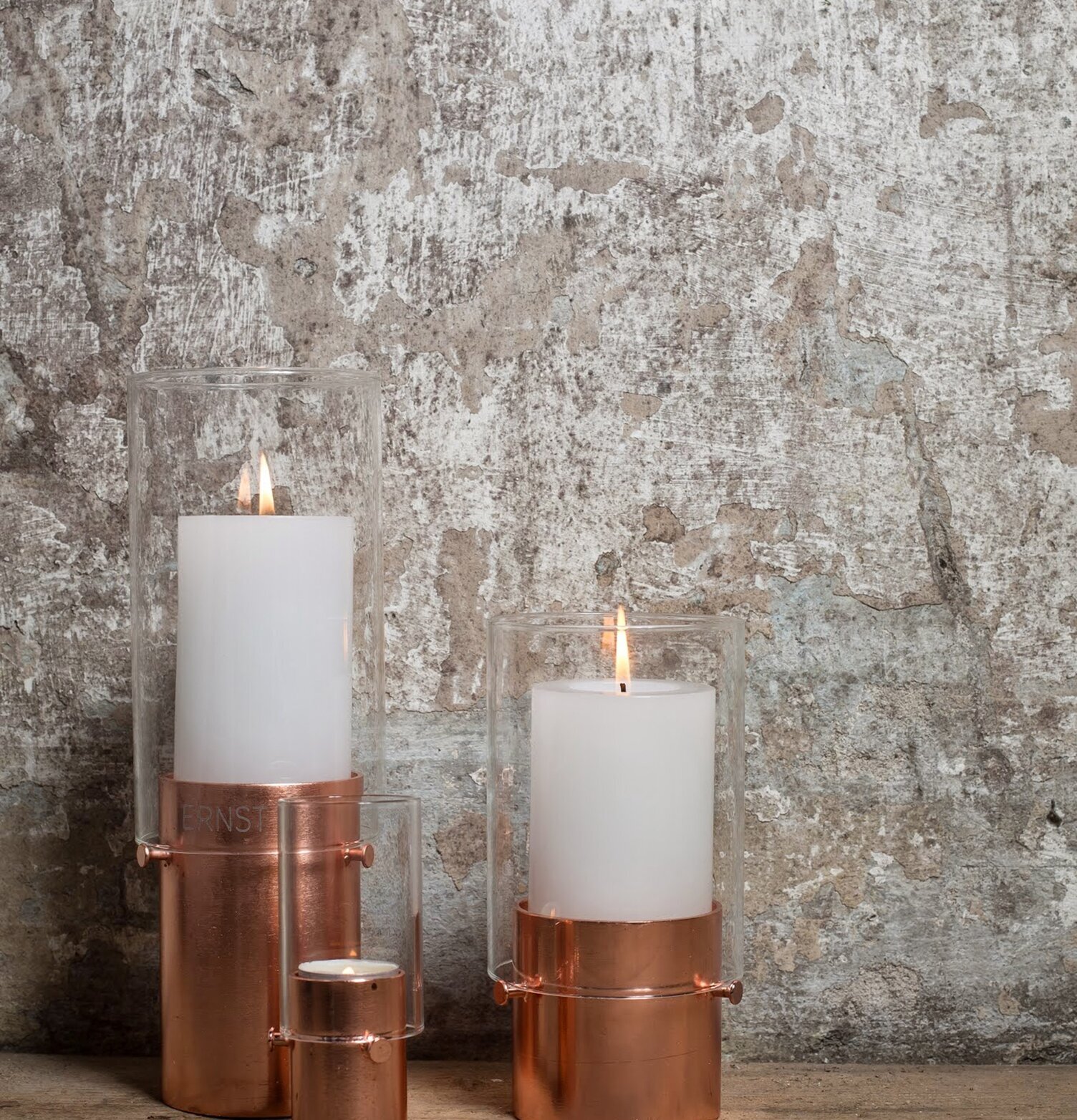 Tre Rund Lykta Värmeljus Koppar från Ernst på träyta