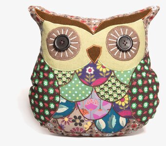 Kudde Mabel Patchwork från Sass & Belle med färgglad uggla