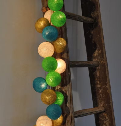 Ljusslinga Kelimutu 20 från Happy Lights på en trästege