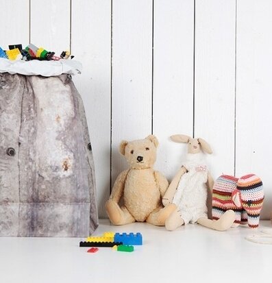 Presentpåse Plåt Qlkort från QLKort med leksaker i bakgrunden