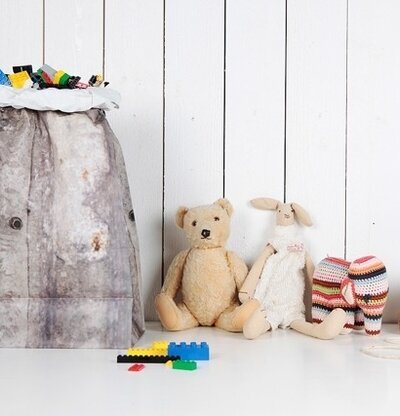 Presentpåse Plåt Qlkort från QLKort med leksaker i bakgrunden