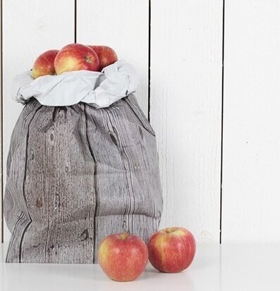 Presentpåse WOOD Qlkort från QLKort fylld med röda äpplen