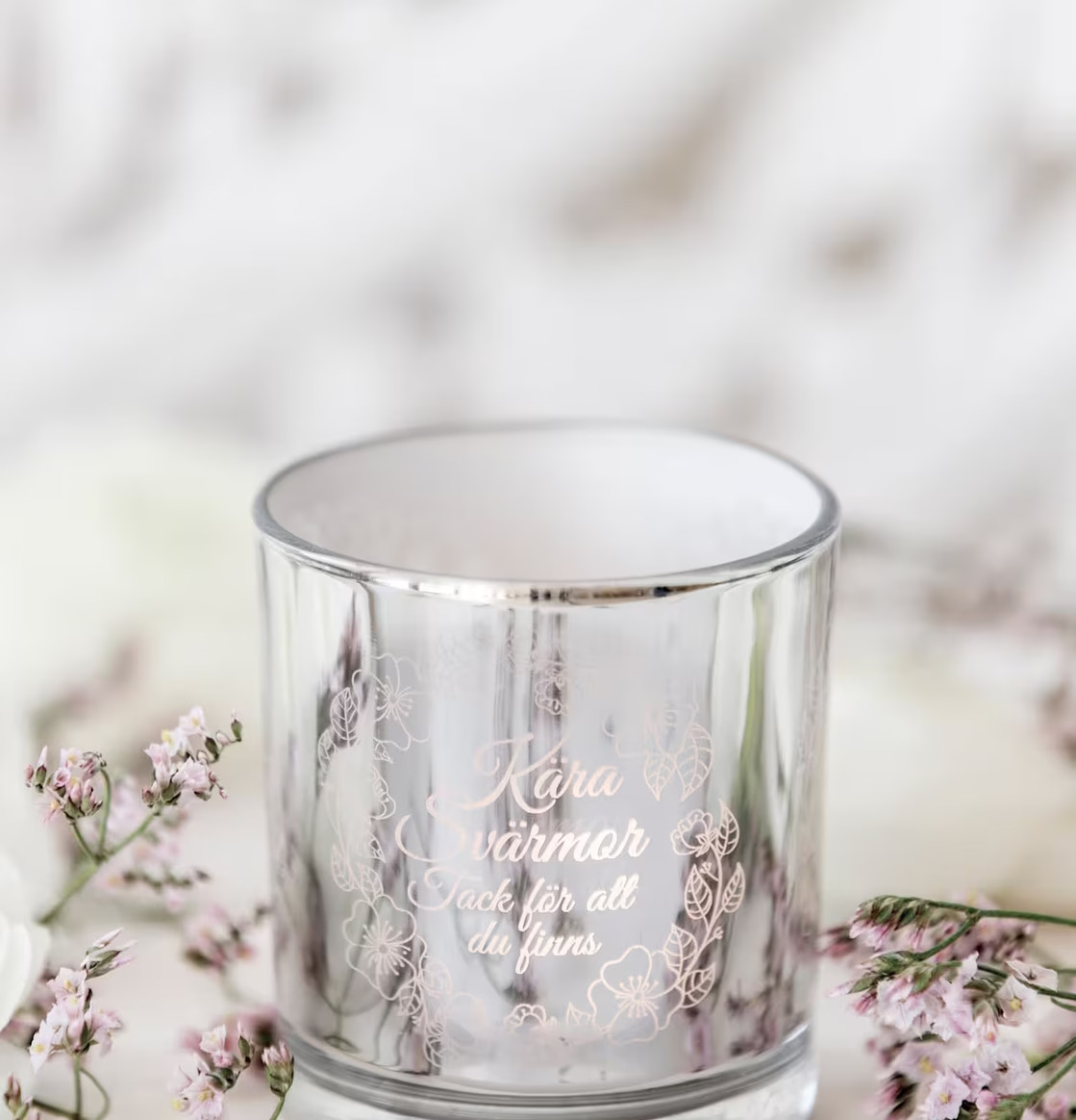 Svärmor - Majas Cottage glas med blommigt mönster och text
