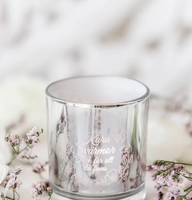 Svärmor - Majas Cottage glas med blommigt mönster och text