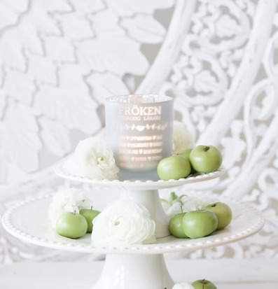 Fröken - Majas Cottage ljushållare på vitt kakfat med blommor