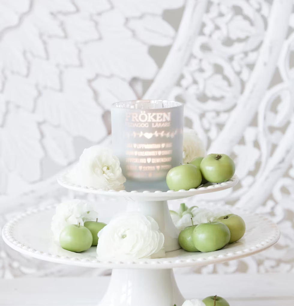 Fröken - Majas Cottage ljushållare på vitt kakfat med blommor