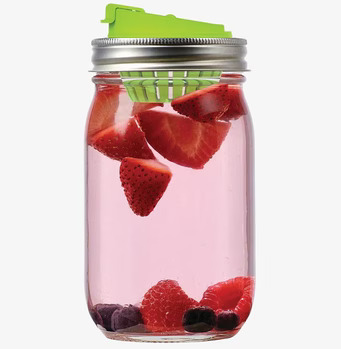 Ball Mason Jar med Fruit Infusion Lid och färska frukter