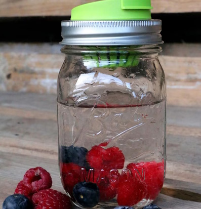 Ball Mason Jar med Fruit Infusion Lid, hallon och blåbär
