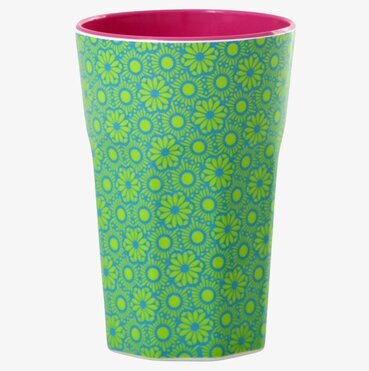 Bild av färgglad mugg med blommönster och cerise insida