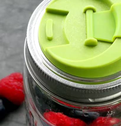 Fruit Infusion Lid från Ball Mason Jar med färska frukter