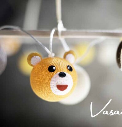 Boll Valp Vit - Vasanthi ljusslinga från varumärket Vasanthi